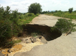 Ливни смыли асфальт в Минераловодском районе