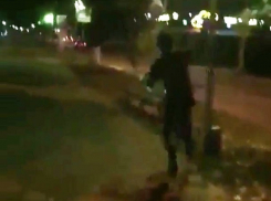 Молодой вандал с разбега ломал фонари и попал на видео в Минеральных Водах 