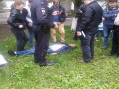 Бригада «скорой помощи» равнодушно прошла мимо лежавшего без сознания мужчины в Ставрополе, - очевидцы