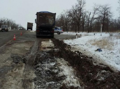 Дальнобойщика на грузовой фуре вытащили из заснеженной обочины на трассе Ставрополья
