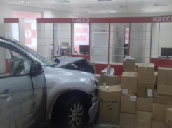 Внедорожник «Митсубиши» врезался в аптеку на улице Ленина в Ставрополе