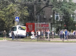 В центре Ставрополя маршрутка врезалась в дерево. Восемь человек пострадали