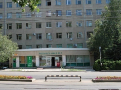 Большие утренние очереди возле закрытой поликлиники возмутили жителей Пятигорска