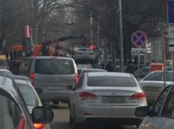 Пробка из-за трех эвакуаторов на улице Ленина в Ставрополе попала на видео