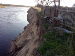 Из-за бюрократов дома жителей хутора проваливаются с обрыва в реку на Ставрополье
