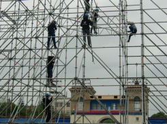 Осыпавшийся фасад Западной трибуны на «Динамо» завесят баннерами во время «Студенческой весны» в Ставрополе