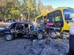 В Кисловодске «Жигули» врезалась в маршрутку