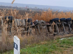 На дороге в Георгиевском округе ограничили движение из-за падения машины и разлива нефтепродуктов