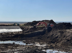 Расчистка наполовину заиленного водоема-накопителя улучшит качество водоснабжения в двух населенных пунктах Кочубеевского округа 