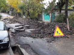 Новенький долгожданный асфальт разрушили спустя неделю после укладки из-за неорганизованности местных властей на Ставрополье 