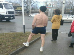 Полуголый мужчина бодро шагал перед машинами в северо-западном районе Ставрополя