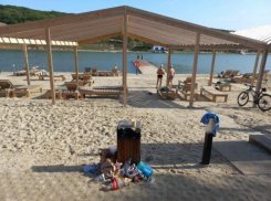 Пляж с окурками и пакеты с мусором: ставропольчанка высказалась о загрязнении Комсомольского пруда отдыхающими