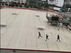 В Ставрополе дети играли на крыше торгового центра