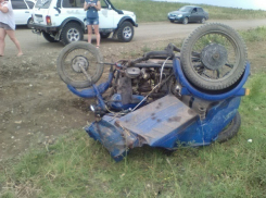   Пьяный водитель мотоцикла получил открытый перелом ноги в ДТП с «Нивой» под Ставрополем, - очевидцы