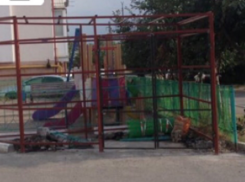 Место для выброса мусора построили в центре детской площадки в Пятигорске