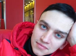 Молодой человек с голубыми глазами в синей куртке бесследно пропал на Ставрополье