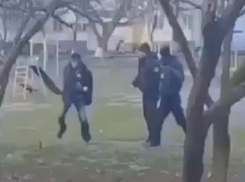Побег неадекватного мужчины при задержании попал на видео в Ставрополе