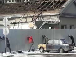 Рабочие из Пятигорска полчаса держали на себе забор из-за сильного ветра