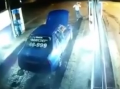 В сети появилось видео взрыва автомобиля во время заправки в Георгиевске