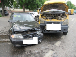 Женщину увезли в больницу после ДТП «Нексии» и «Газели» в Ессентуках 