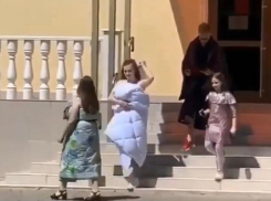 Видео с новобрачными в одеялах попало в сети на Ставрополье