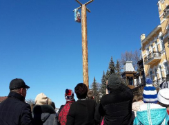 За подарками по высокому столбу лезли на Масленицу в Кисловодске