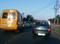 Наглый маршрутчик создал пробку после обгона машин по «встречке» в Ставрополе и попал на видео