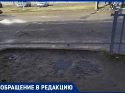 «Чтобы перейти через дорогу — надо перейти через грязь»: жители Михайловска в шоке от состояния тротуаров