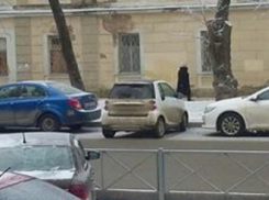 Парковка иномарки поперек дороги вызвала негодование ставропольчан