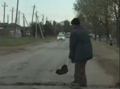 Жители вручную засыпают землей ямы на дороге в Ставропольском крае