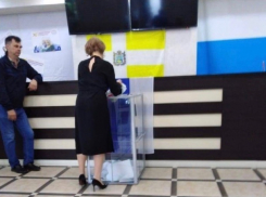 В поселке Иноземцево зафиксировали вброс бюллетеней в урну для голосования