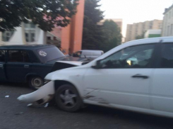 Автомобиль слетел с дороги и снес забор в Ставрополе