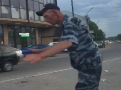 Пьяные танцы посреди дороги устроил мужчина в форме охранника в Пятигорске
