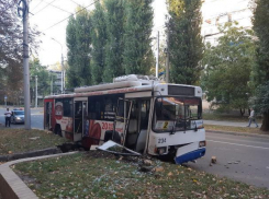 В Ставрополе троллейбус снес кирпичный парапет