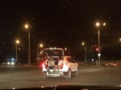 Необычный способ передвижения на автомобиле выбрали двое экстремалов в Ставрополе