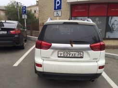 Паркуюсь как хочу: два «инвалида» заняли парковочные места у фитнес - центра в Ставрополе