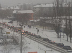 Сильный снег и гололёд парализовали движение в Ставрополе