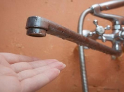 Из-за прорыва трубы и потопа жители многоэтажки в Пятигорске полдня провели без воды