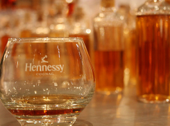 Рецидивист украл в «Магните» две бутылки «Hennessy»