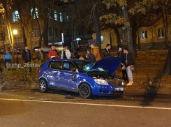 «Шкода» снесла дерево в центре Ставрополя из-за отказавших тормозов 