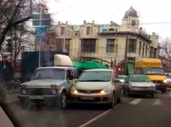 Глупая авария спровоцировала настоящий дорожный коллапс на проспекте Карла Маркса в Ставрополе