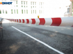 Тепловоз столкнулся на железнодорожных путях с машиной на Ставрополье