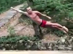 «Ставропольский Супермен» продемонстрировал эффектный прыжок в воду и попал на видео