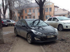 Паркуюсь как хочу: автохам оставил машину на тротуаре возле поликлиники в Пятигорске