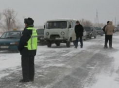 Дождь в мороз заблокировал движение по трассе Ставрополья