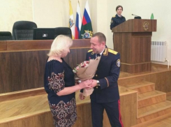 Спасшую на Ставрополье детей учительницу наградили в Следственном комитете