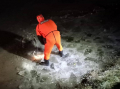  Вмерзшее в лед тело мужчины нашли спасатели на Ставрополье