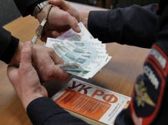 За взятку в 50 тысяч с иностранца полицейский пойдет под суд в Ставропольском крае