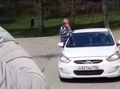 Разъезжавшие на иномарке среди бегающих детей лихачи представились сотрудниками МВД в Пятигорске