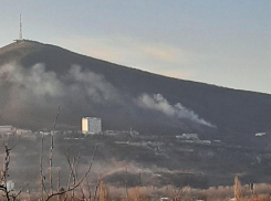 Трава на тысяче квадратных метров горит на склонах горы Машук на КМВ